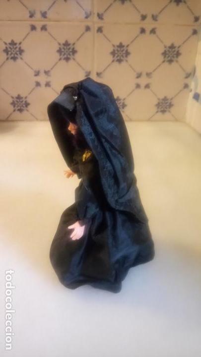 Mu&ntilde;ecas modernas: Antigua mu&ntilde;eca durmiente la viuda negra de celuloide o plastico - Foto 2