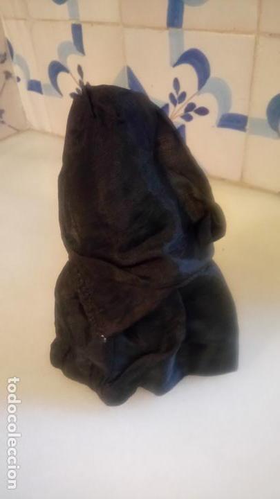 Mu&ntilde;ecas modernas: Antigua mu&ntilde;eca durmiente la viuda negra de celuloide o plastico - Foto 3