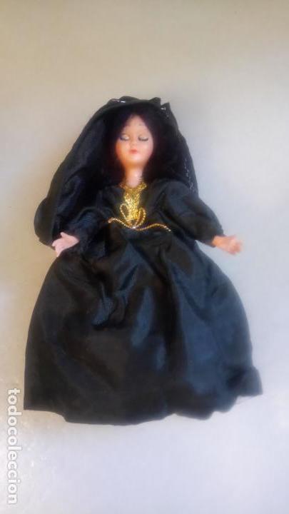 Mu&ntilde;ecas modernas: Antigua mu&ntilde;eca durmiente la viuda negra de celuloide o plastico - Foto 4