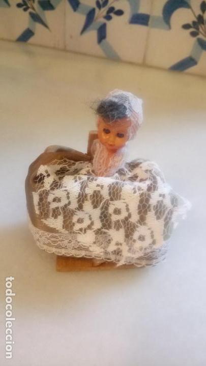 Mu&ntilde;ecas modernas: Antigua mu&ntilde;eca bebe con vestido blanco de celuloide o plastico - Foto 1