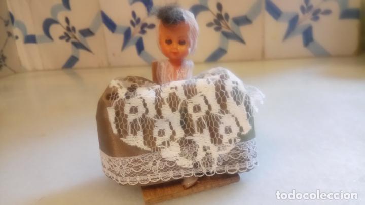 Mu&ntilde;ecas modernas: Antigua mu&ntilde;eca bebe con vestido blanco de celuloide o plastico - Foto 2