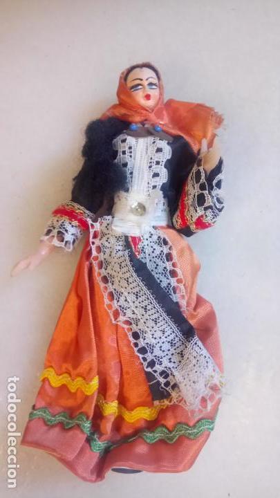 Mu&ntilde;ecas modernas: Antigua mu&ntilde;eca del este de asia de ropa y plastico - Foto 1