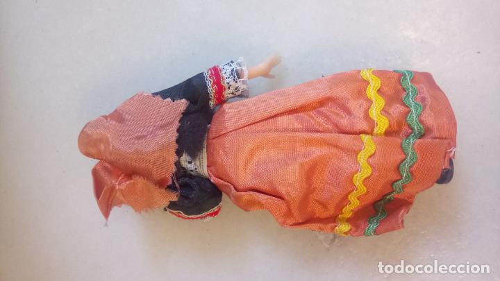 Mu&ntilde;ecas modernas: Antigua mu&ntilde;eca del este de asia de ropa y plastico - Foto 2