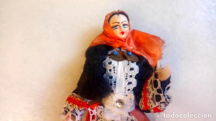Mu&ntilde;ecas modernas: Antigua mu&ntilde;eca del este de asia de ropa y plastico - Foto 3