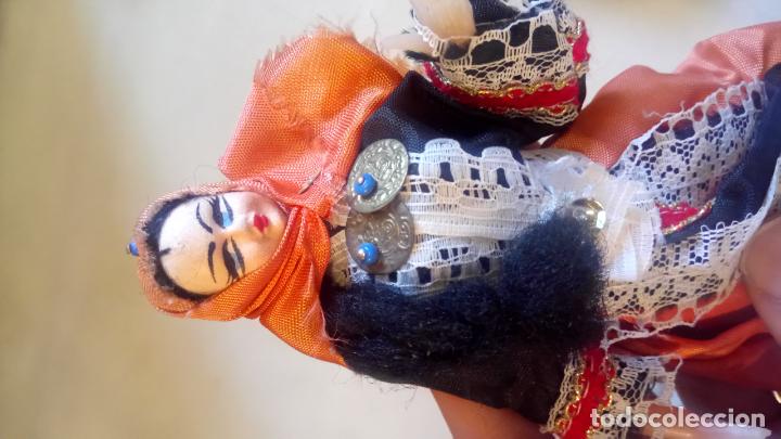 Mu&ntilde;ecas modernas: Antigua mu&ntilde;eca del este de asia de ropa y plastico - Foto 5