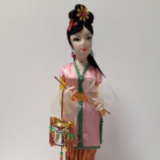 Bambole Moderne: MUÑECA GEISHA JAPONESA BOUDOIR CON BASE DE MADERA 34 CM