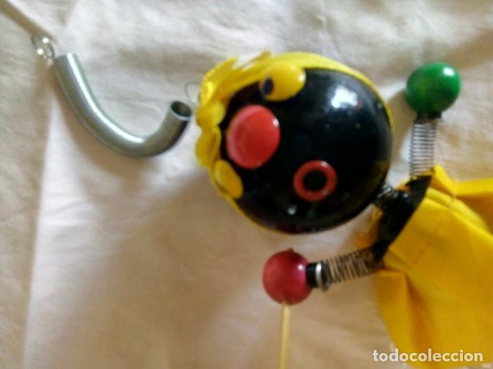Mu&ntilde;ecas modernas: Mu&ntilde;eca hecha con bolas madera y muelle - Foto 2