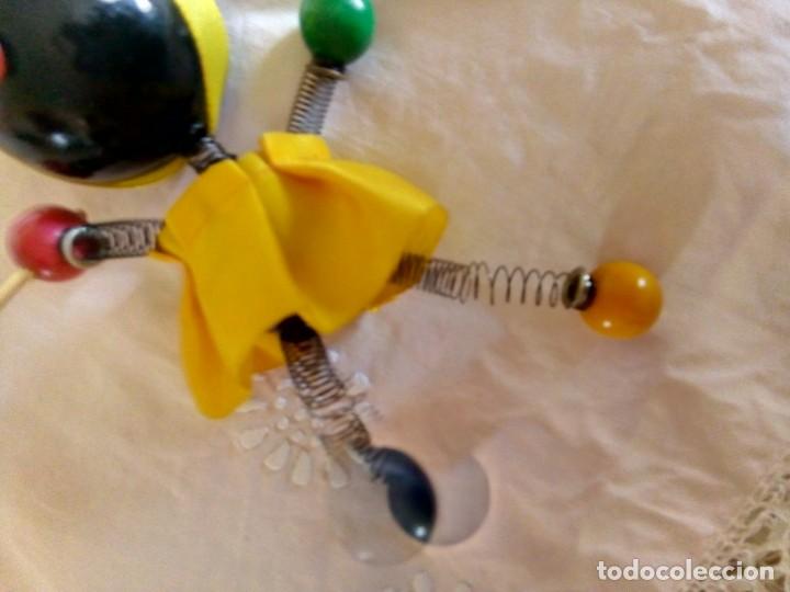 Mu&ntilde;ecas modernas: Mu&ntilde;eca hecha con bolas madera y muelle - Foto 3