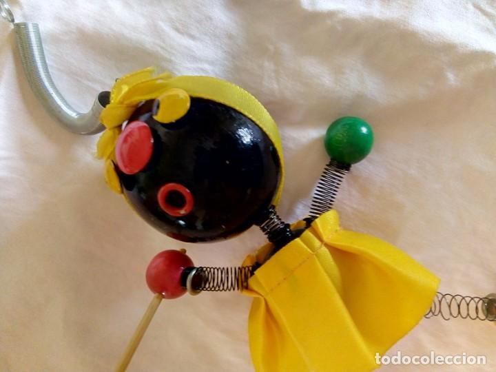 Mu&ntilde;ecas modernas: Mu&ntilde;eca hecha con bolas madera y muelle - Foto 4