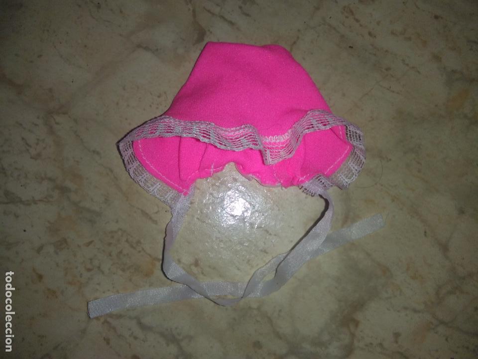 Mu&ntilde;ecas modernas: Gorro de mu&ntilde;eca bebe - Foto 1