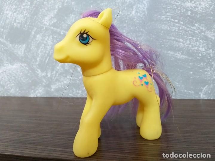 pequeño pony amarillo