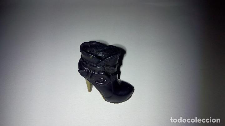 Mu&ntilde;ecas modernas: Botin-Bota Desparejado Bratz - Foto 1