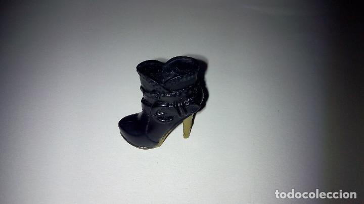 Mu&ntilde;ecas modernas: Botin-Bota Desparejado Bratz - Foto 2