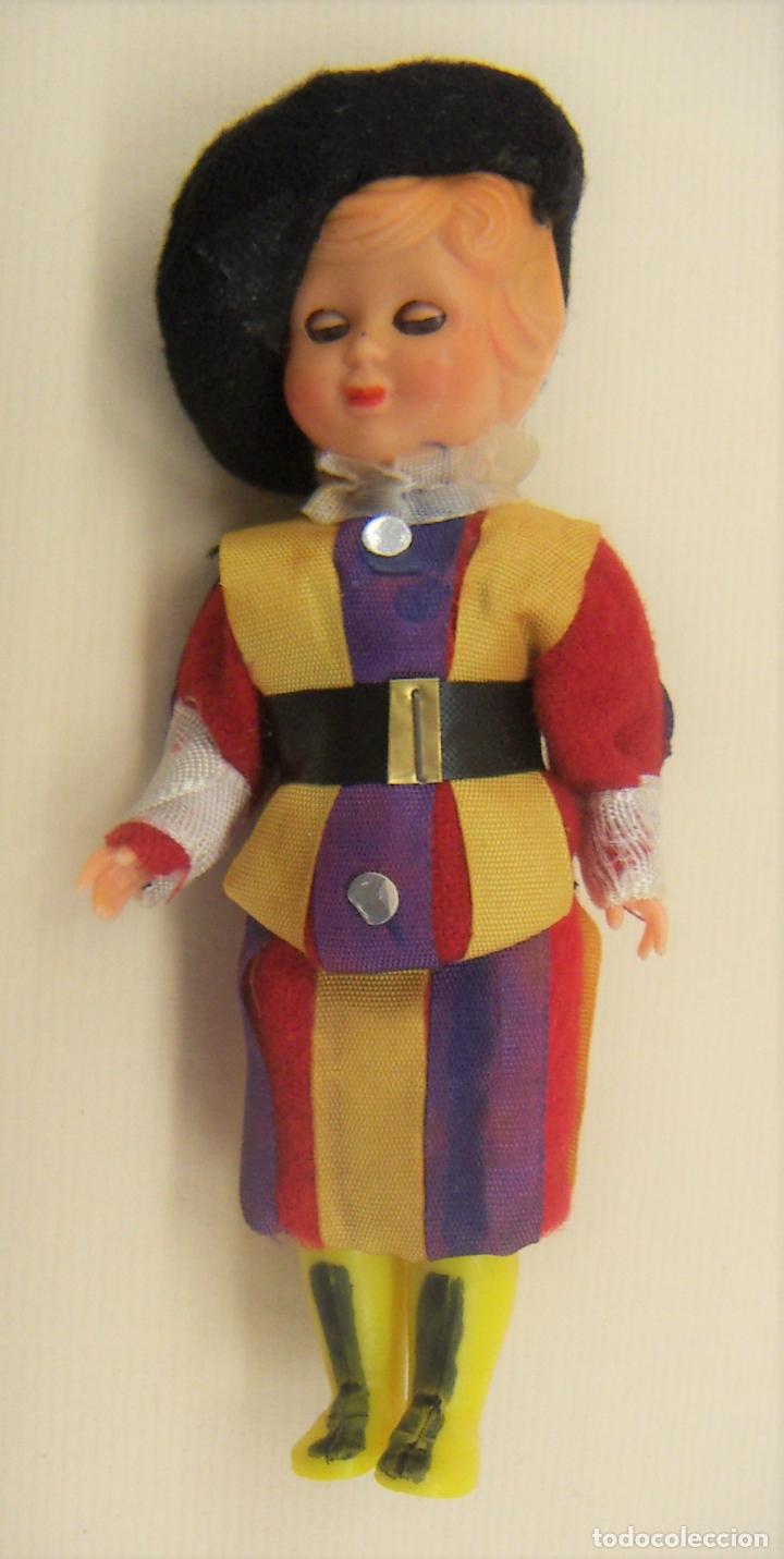 Mu&ntilde;ecas modernas: Mu&ntilde;eco celuloide uniforme Guardia Suiza Vaticano - Foto 1