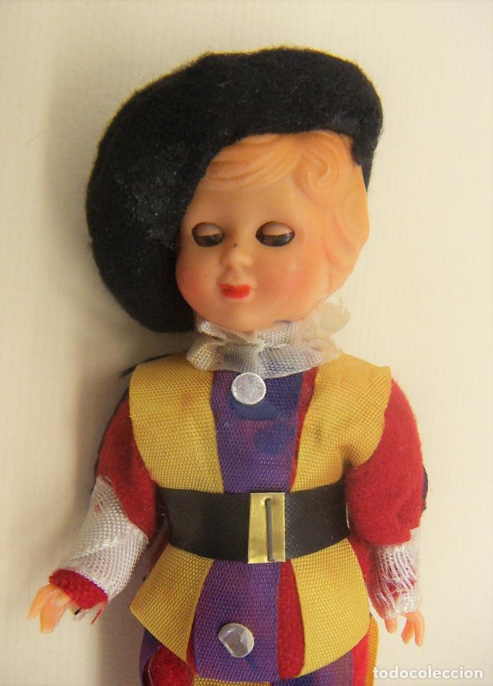 Mu&ntilde;ecas modernas: Mu&ntilde;eco celuloide uniforme Guardia Suiza Vaticano - Foto 2