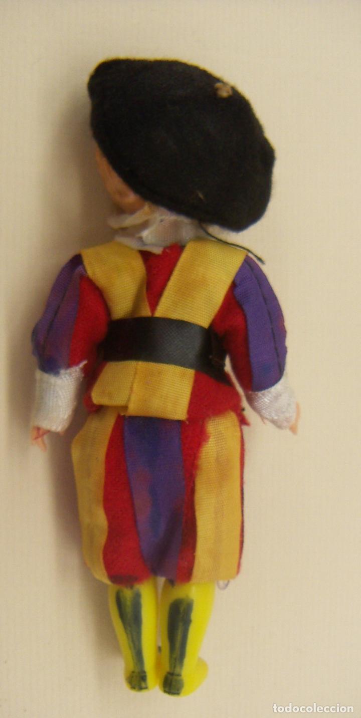 Mu&ntilde;ecas modernas: Mu&ntilde;eco celuloide uniforme Guardia Suiza Vaticano - Foto 3