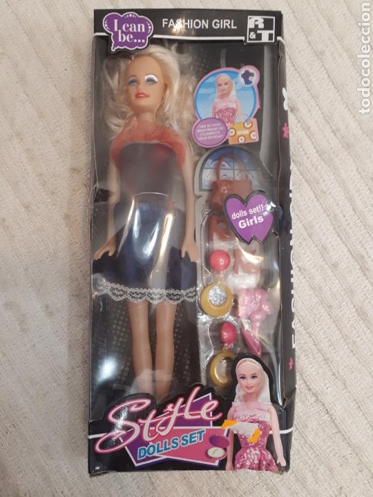 Mu&ntilde;ecas modernas: Mu&ntilde;eca similar Barbie con accesorios - Foto 1