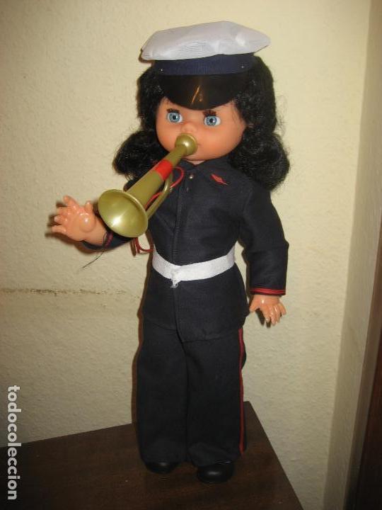 Mu&ntilde;ecas modernas: Mu&ntilde;eca militar con corneta. 42 cms de alto - Foto 1