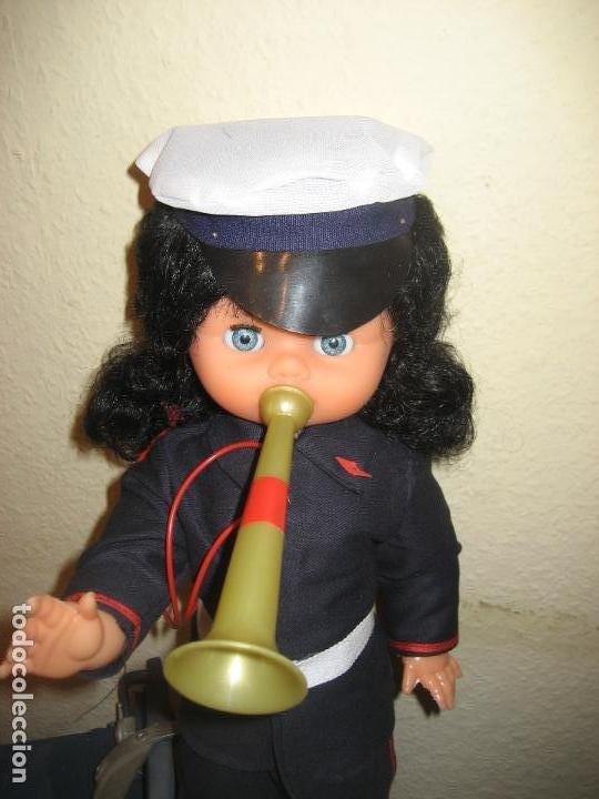 Mu&ntilde;ecas modernas: Mu&ntilde;eca militar con corneta. 42 cms de alto - Foto 2