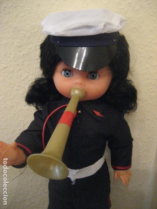 Mu&ntilde;ecas modernas: Mu&ntilde;eca militar con corneta. 42 cms de alto - Foto 3