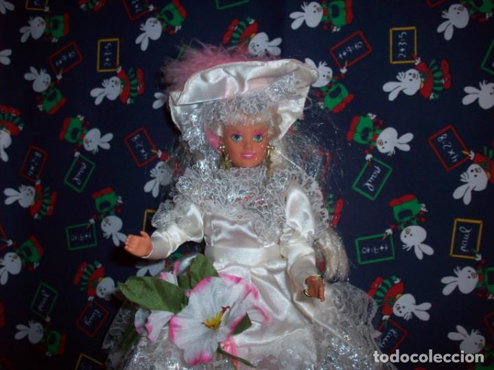 Mu&ntilde;ecas modernas: mu&ntilde;eca sindy 1992 con vestido blanco - Foto 2