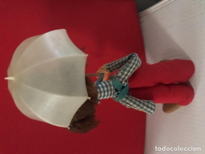 Mu&ntilde;ecas modernas: ANTIGUA MU&Ntilde;ECA CON PARAGUAS - Foto 2