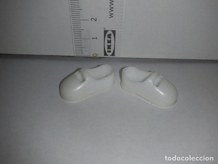 Mu&ntilde;ecas modernas: Zapatos de mu&ntilde;eca sindy de hasbro - Foto 1