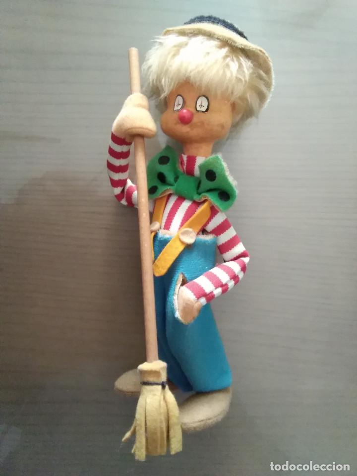 Mu&ntilde;ecas modernas: ANTIGUO MU&Ntilde;ECO CON ESCOBA - Foto 1