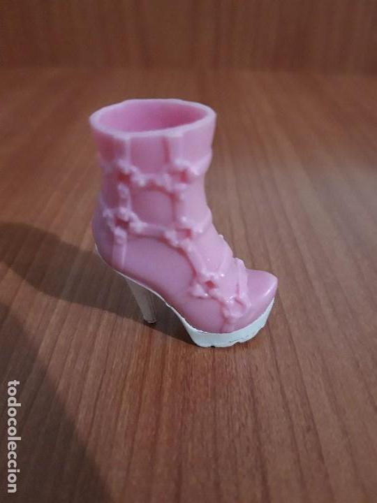 Mu&ntilde;ecas modernas: Bota Desparejado Bratz - Foto 1