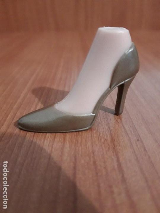 Mu&ntilde;ecas modernas: Zapato Desparejado Bratz Dana - Foto 2