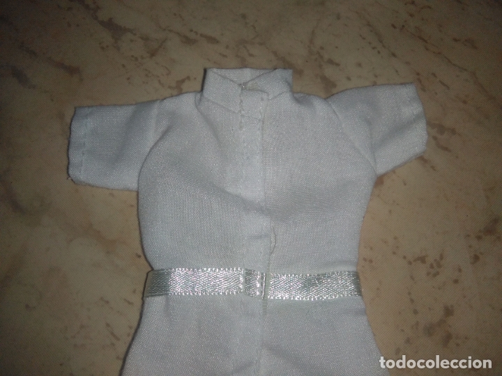 Mu&ntilde;ecas modernas: Bata para mu&ntilde;eca tama&ntilde;o Barbie - Foto 2