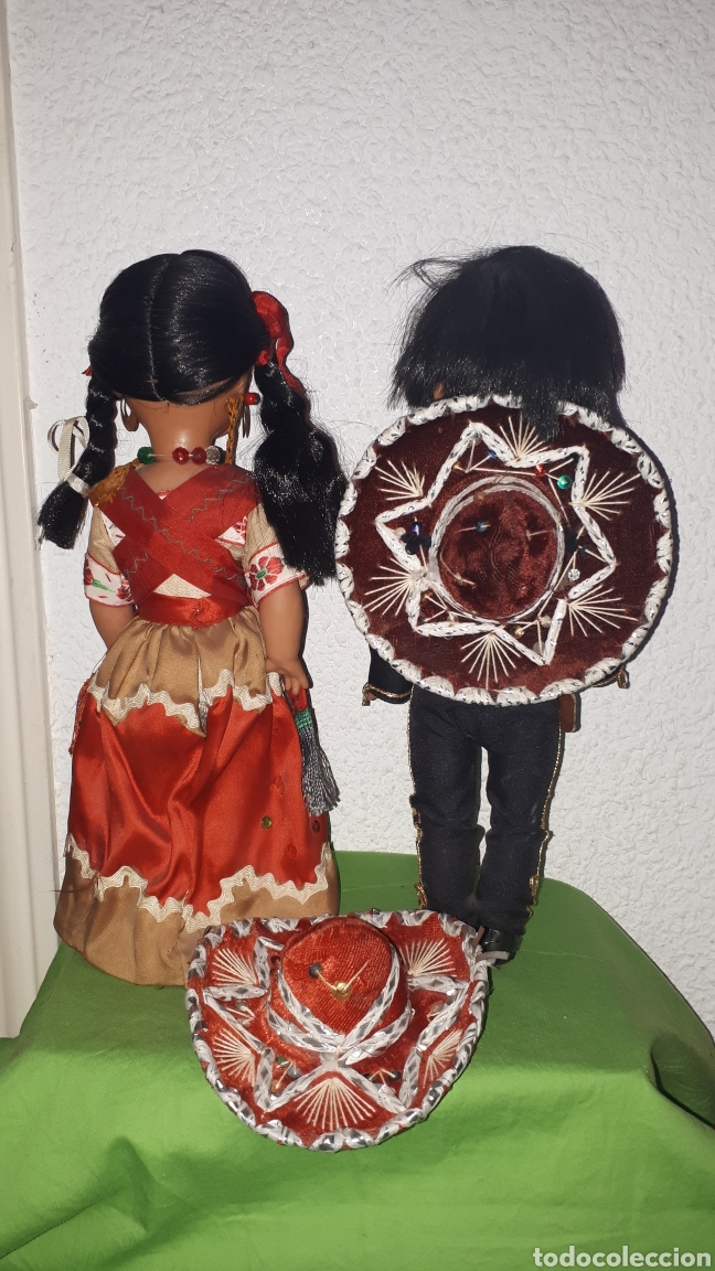 muñecos vestidos con trajes tipicos