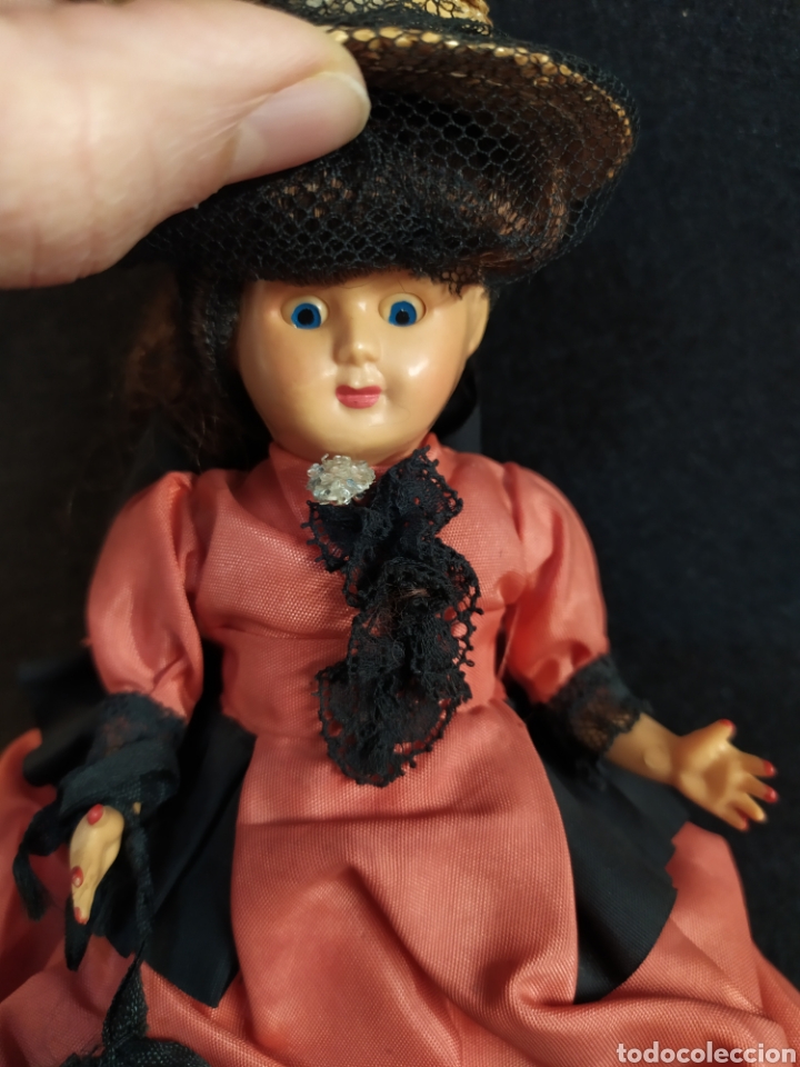 Mu&ntilde;ecas modernas: Mu&ntilde;eca de celuloide, vestido de epoca. Ojos durmientes. - Foto 2