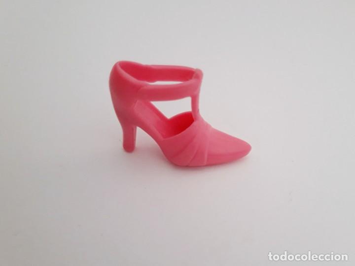 Mu&ntilde;ecas modernas: Zapato Desparejado Barbie - Foto 1