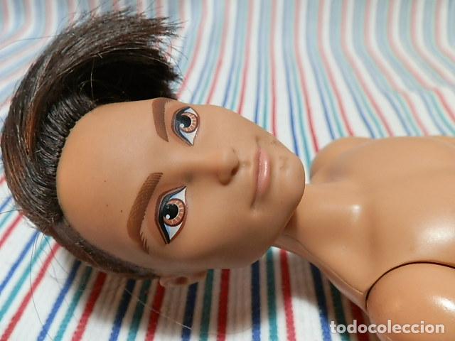 Mu&ntilde;ecas modernas: MU&Ntilde;ECO ARTICULADO MATTEL 2012 - Foto 3