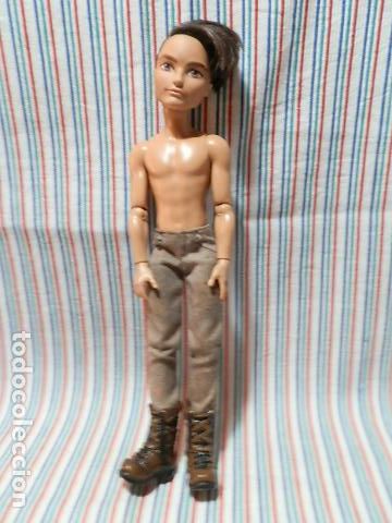 Mu&ntilde;ecas modernas: MU&Ntilde;ECO ARTICULADO MATTEL 2012 - Foto 1