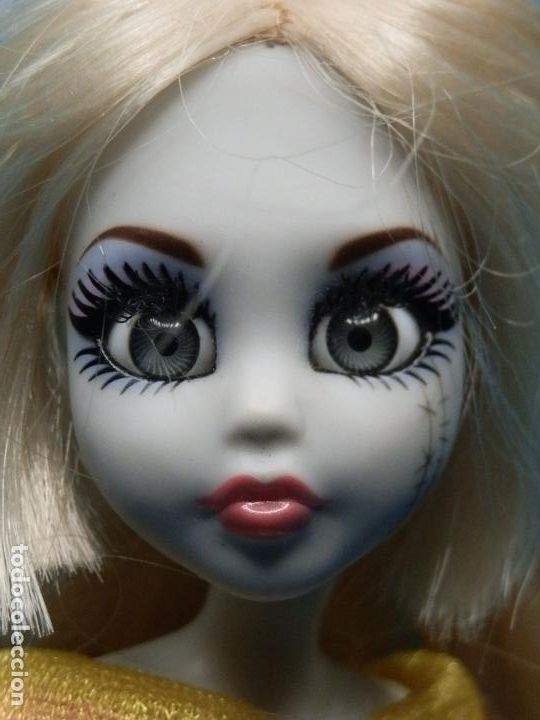 Mu&ntilde;ecas modernas: PRINCESA ZOMBIE CENICIENTA WOWWEE 2012 CON PEANA - Foto 2