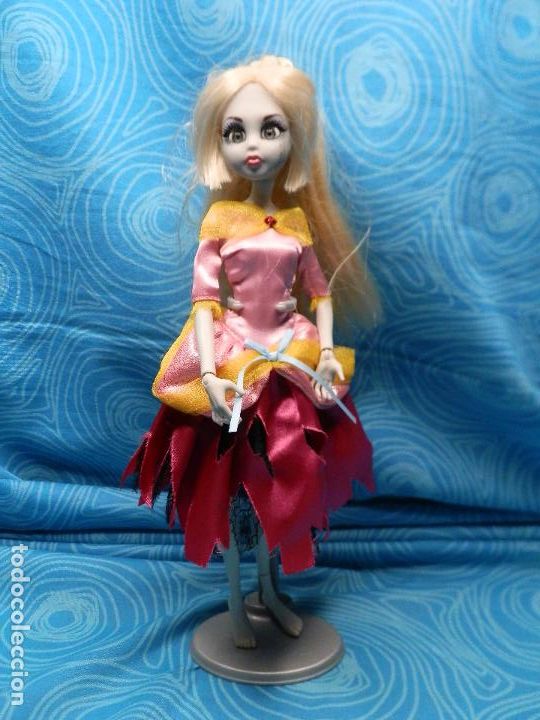 Mu&ntilde;ecas modernas: PRINCESA ZOMBIE CENICIENTA WOWWEE 2012 CON PEANA - Foto 3