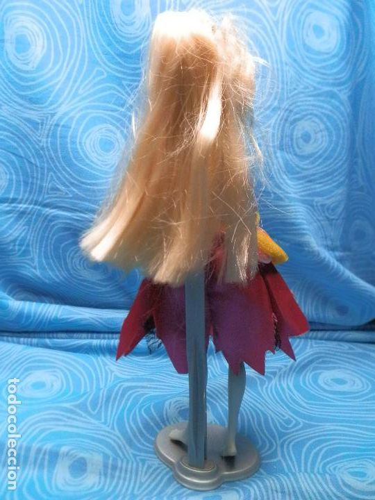 Mu&ntilde;ecas modernas: PRINCESA ZOMBIE CENICIENTA WOWWEE 2012 CON PEANA - Foto 4