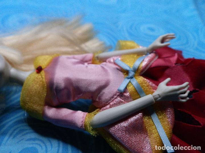 Mu&ntilde;ecas modernas: PRINCESA ZOMBIE CENICIENTA WOWWEE 2012 CON PEANA - Foto 10