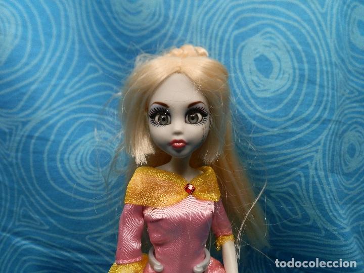 Mu&ntilde;ecas modernas: PRINCESA ZOMBIE CENICIENTA WOWWEE 2012 CON PEANA - Foto 12