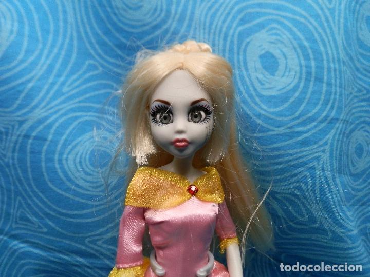 Mu&ntilde;ecas modernas: PRINCESA ZOMBIE CENICIENTA WOWWEE 2012 CON PEANA - Foto 1