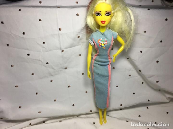 Mu&ntilde;ecas modernas: BONITA MU&Ntilde;ECA AMARILLA SIN CLASIFICAR - Foto 1
