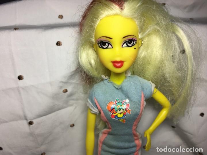 Mu&ntilde;ecas modernas: BONITA MU&Ntilde;ECA AMARILLA SIN CLASIFICAR - Foto 2