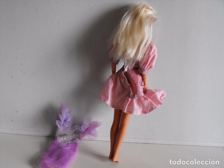 Mu&ntilde;ecas modernas: SINDY de Hasbro. Mu&ntilde;eca y 2 vestidos. - Foto 2