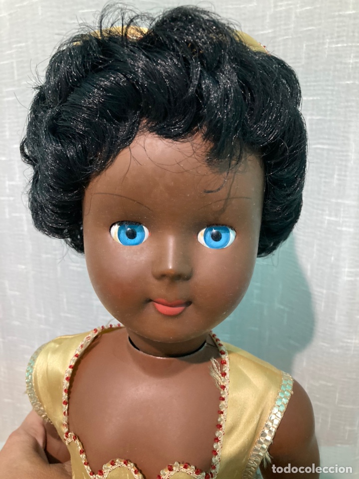 Mu&ntilde;ecas modernas: Mu&ntilde;eca Violetta italiana andadora negra firma Cares