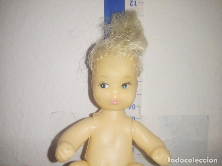 Mu&ntilde;ecas modernas: Peque&ntilde;a y antigua mu&ntilde;eca bebe - Foto 1