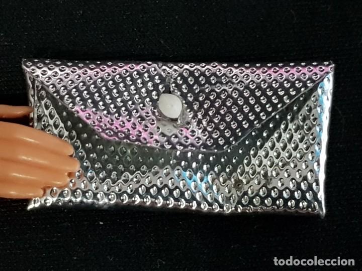 Mu&ntilde;ecas modernas: Bolso sobre vintage barbie - Foto 1