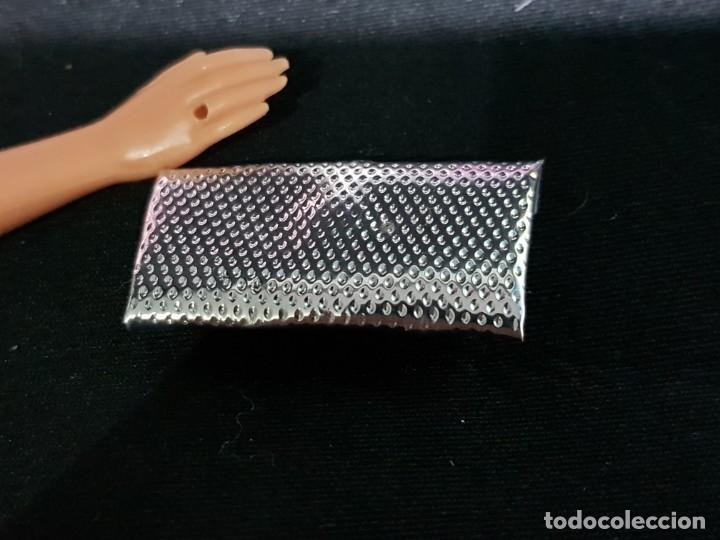 Mu&ntilde;ecas modernas: Bolso sobre vintage barbie - Foto 2