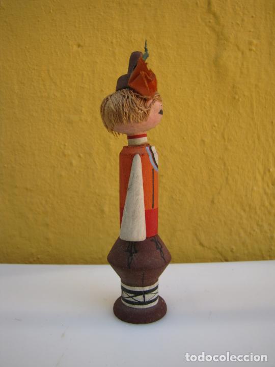 Mu&ntilde;ecas modernas: 4.- Mu&ntilde;eca de madera centroeuropa. Pintado a mano - Foto 4